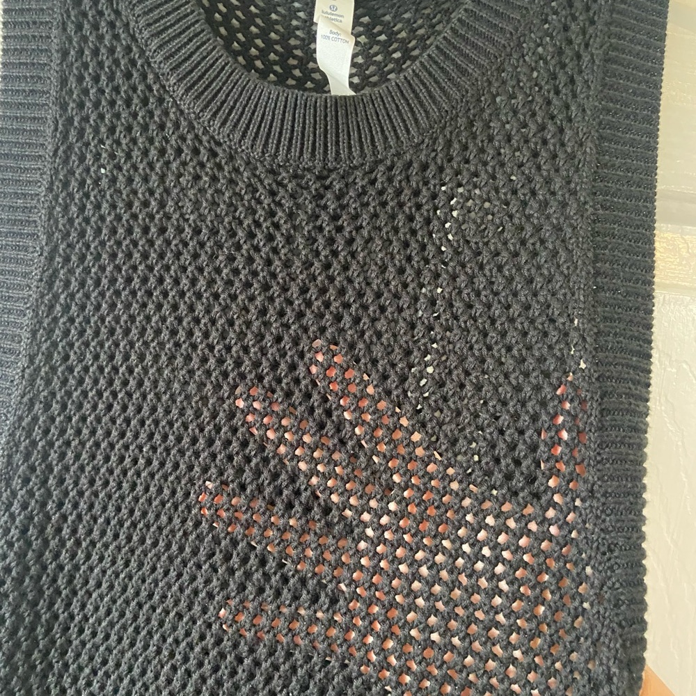 Lululemon Sleeveless Loose Knit Sweater Hi-Low Hem Black Size 2 Crochet Mesh - Picture 4 of 8